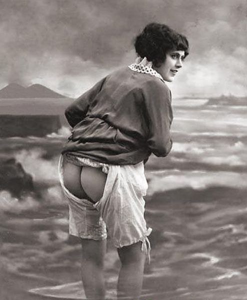 File:Naples, Italy - Old vintage erotic postcard.jpg