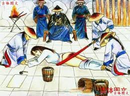 Color drawing of a zhàng punishment in prison, by an unknown artist. This takes place in the Qing Dynasty.