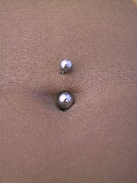File:Belly button barbell.jpg