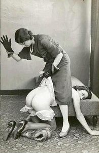 Kneeling in the waist-between-legs position. Photo: Ostra Studio (c. 1930s).