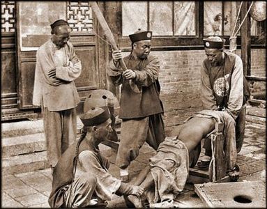 Photograph of a zhàng punishment in progress, taken in the late Qing Dynasty (c. 1900s).