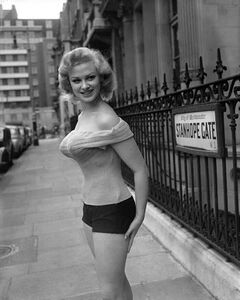 Sabrina-p02.jpg