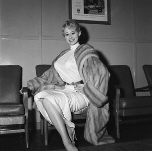 Sabrina-g02.jpg