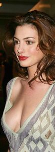 Anne Hathaway-01.jpg