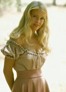 Misty-rowe-4.jpg