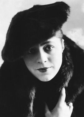 Valeska Suratt cigarette card.jpg